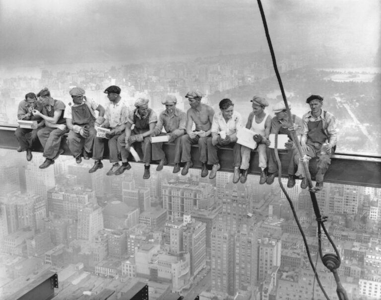 Almuerzo en el rascacielos -Construction Workers Lunching on a Crossbeam